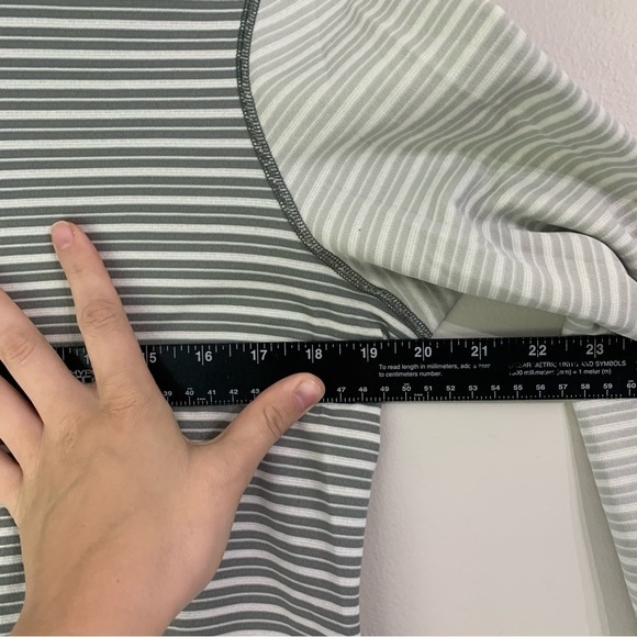 Patagonia Grey & White Stripe Capilene 3
Midweight Layer Quarter Zip Pullover L - Picture 8 of 9